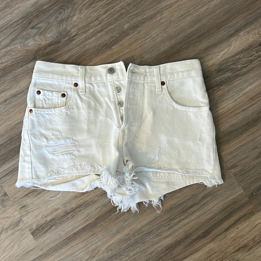 White Levi’s Shorts